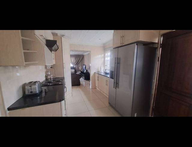 4 BEDROOM HOUSE FOR SALE IN MEADOWLANDS